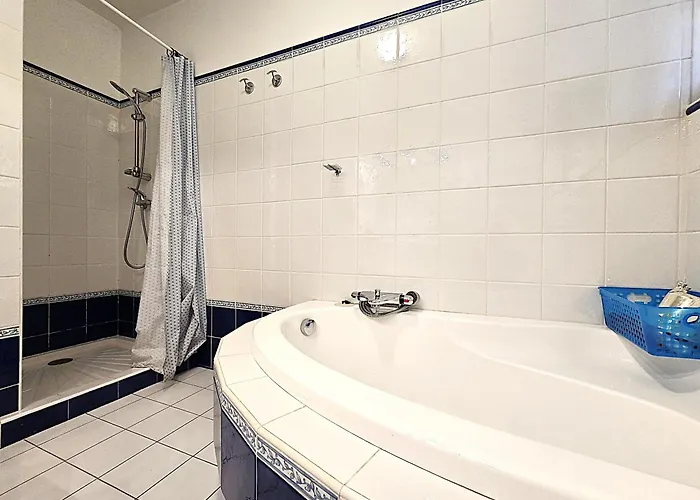 Belle Maison Mas Grenier - 14 Personnes - 11 Lits - Piscine Privee - Grand Jardin - Jeux Enfants - Parking Gratuit Sur Place *